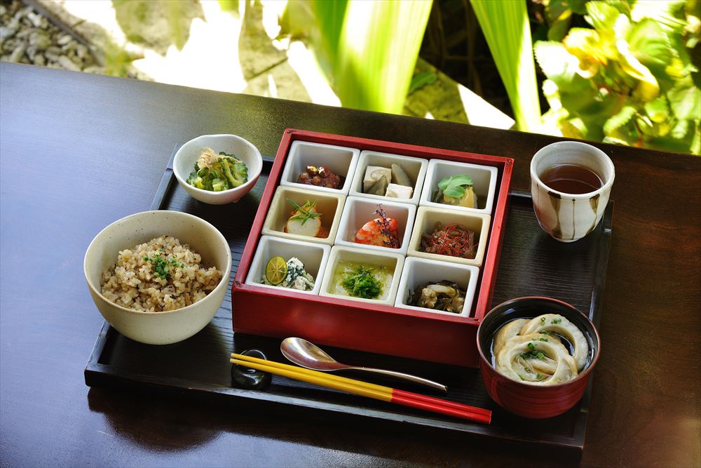 Okinawaの伝統的な「御三味（ウサンミ）」と呼ばれる重箱料理をモチーフにした「島の九品朝食」