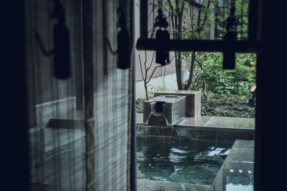 伝統工芸をあしらった客室から見えるGuest rooms with open-air baths