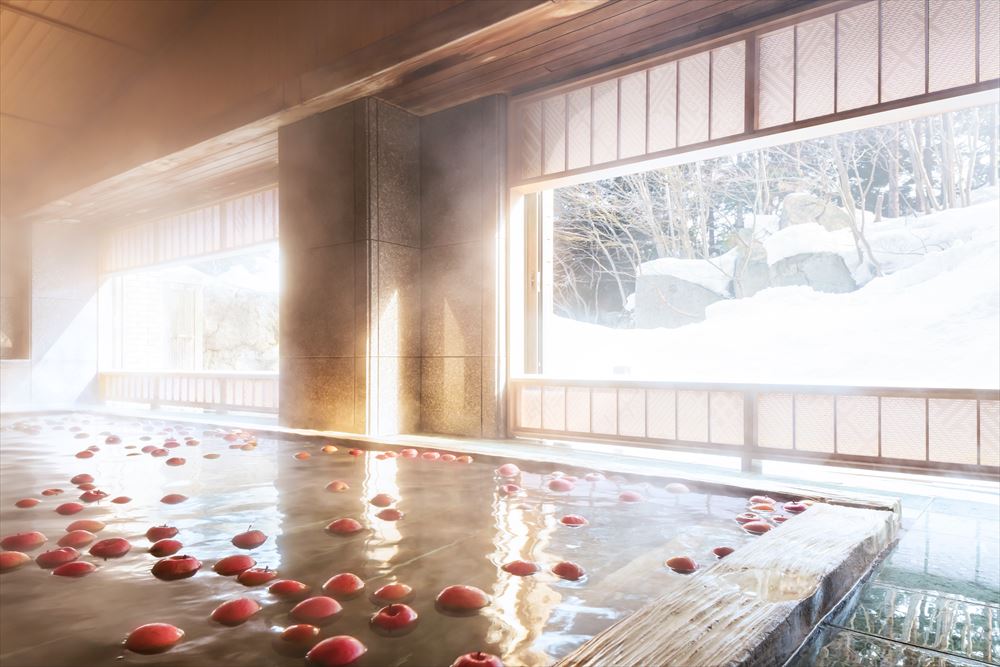 Hoshino Resorts KAI Tsugaru_The morning sun shines through the main bathhouse, creating a different atmosphere than daytime or nighttime. From autumn to spring, you can also enjoy apple baths.