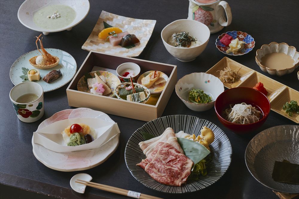 Kamisuwa Onsen Shinyu. In the comfort of a private dining room, enjoy a Japanese kaiseki meal 