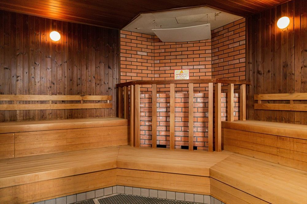 ORIENTAL HOTEL OKINAWA RESORT &SPA. Sauna, After bathing, drop by the dry sauna for a dash of refreshing energy as your whole body is embraced by the scent and warmth of natural wood.