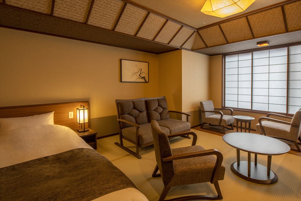 Jozankei Yuraku Souan_【Deluxe Twin Room】Find comfort and convenience in this Japanese-Western style room with tatami flooring, furnished with 2 single beds and a sofa.