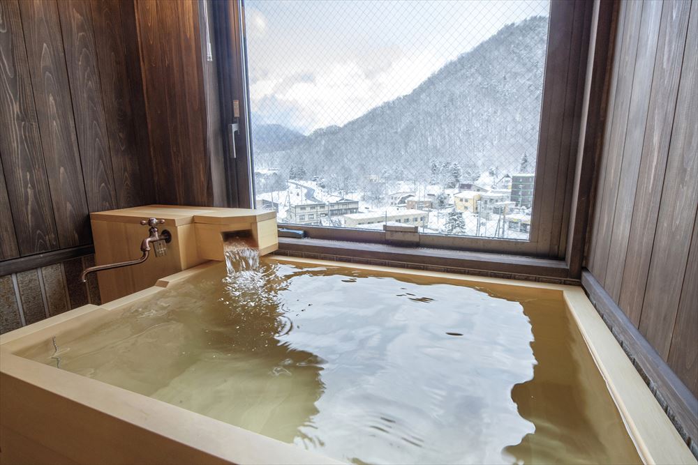 Jozankei Yuraku Souan_【Guest Room with Natural Hot Spring Bath made of Japanese Cypress】Soak as long and as many times as you like while gazing at the changing scenery beyond the window.