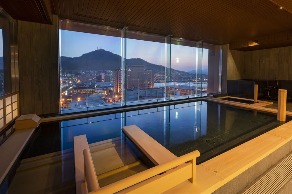 LA VISTA Hakodate Bay ANNEX_Large common bath / indoor bath. Enjoy the ever-changing seasonal scenery of Hakodate from the wide windows.