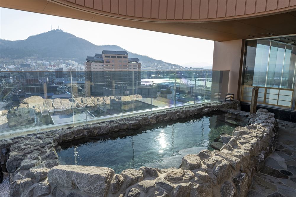 LA VISTA Hakodate Bay ANNEX_Large common bath / Open-air bath. Feel peace and relaxation in both mind and body while gazing at Mt. Hakodate right before your eyes.