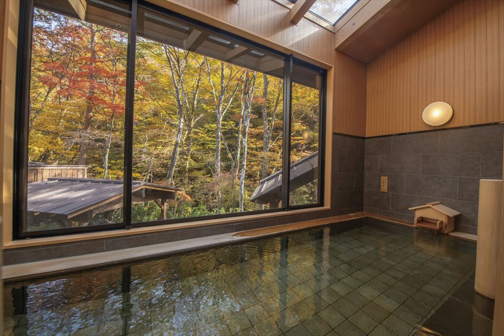 Shionoyu Onsen Rengetsu_Indoor area of the large common bathhouse suffused with the scent of cypress.