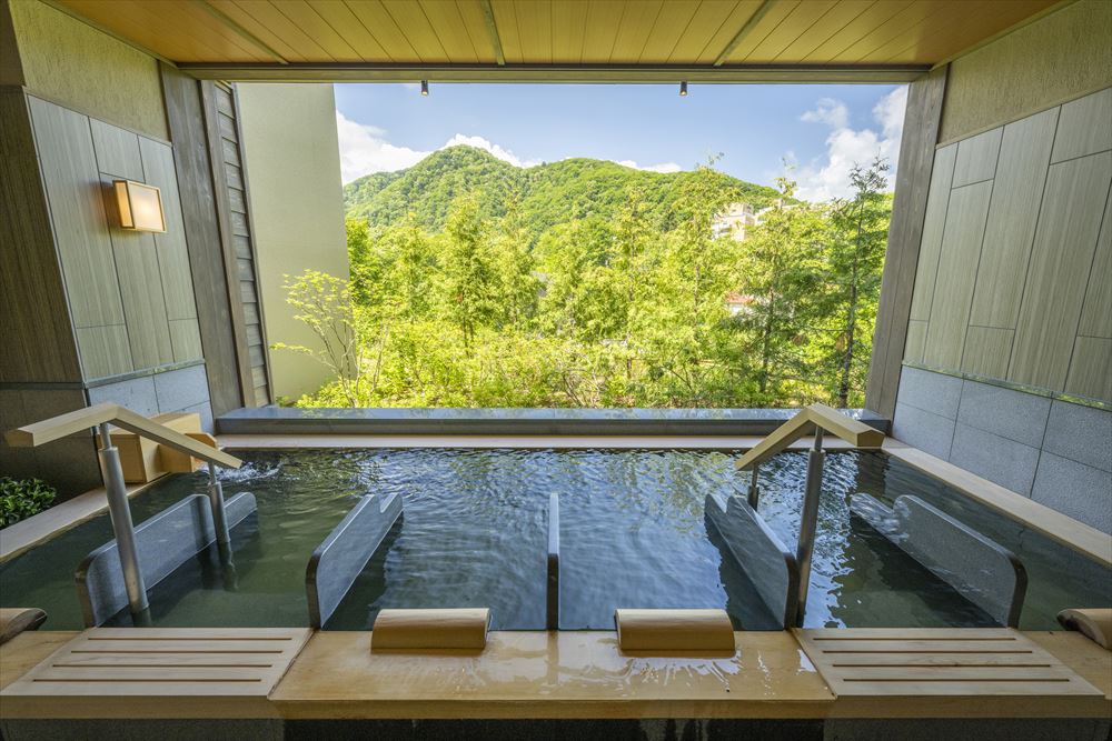 Jozankei Yuraku Souan_[Large Bath / Open-air Bath] From spring cherry blossoms and fresh summer greenery to autumn foliage or winter snowscapes, let the sights of the shifting seasons soothe your soul.