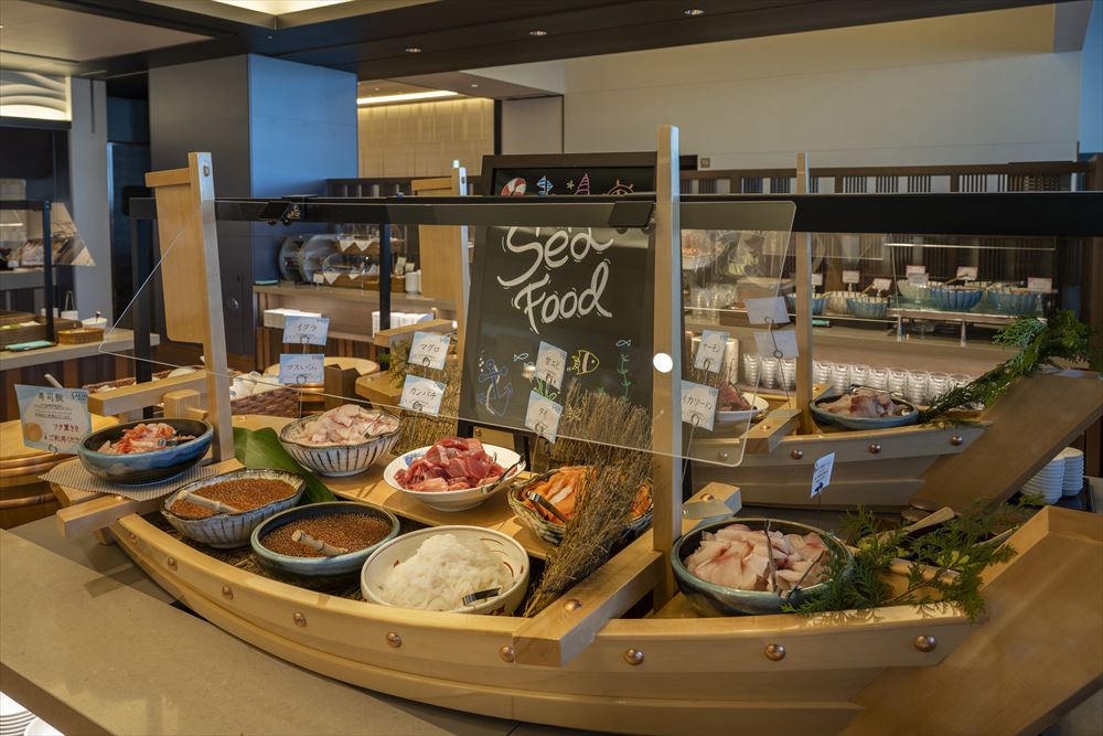 LA VISTA TOKYO BAY_Breakfast. The spacious buffet area overflows with a wealth of variety from Japanese and Western cuisines.