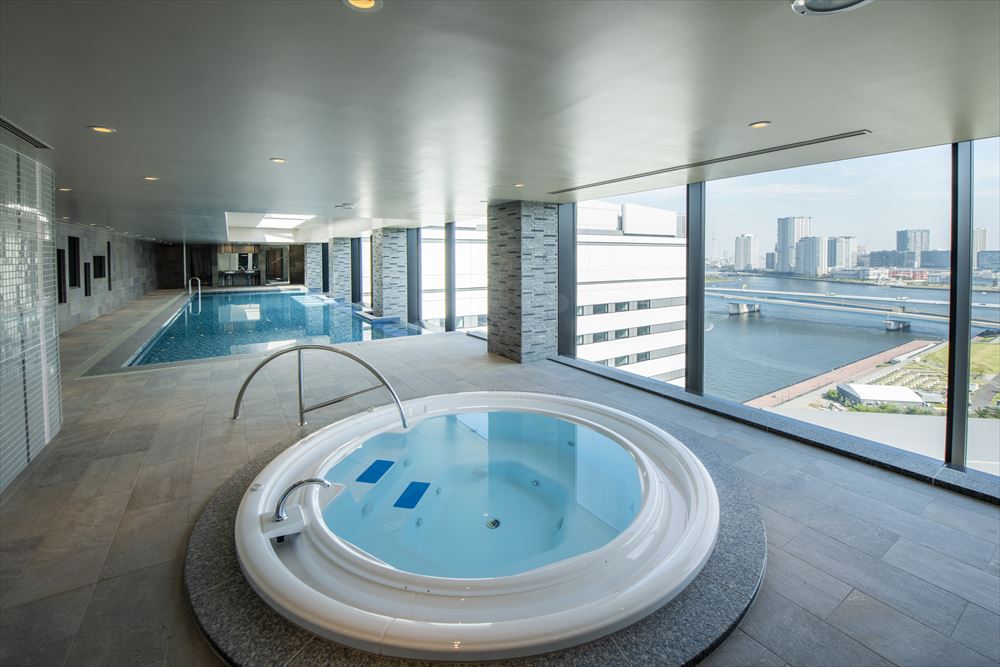 LA VISTA TOKYO BAY_Enjoy all the pleasures of a resort at the infinity-style indoor pool with a jet bath steps away.