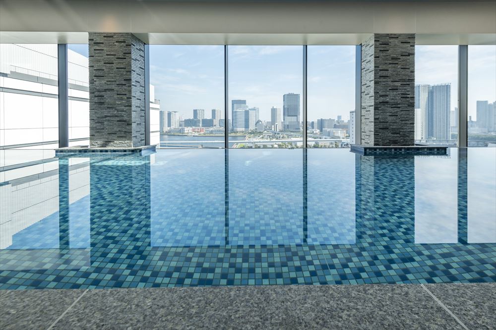 LA VISTA TOKYO BAY_Pool on the top floor. Escape the everyday into true relaxation amid the great sense of open space. (extra charge / adults only)