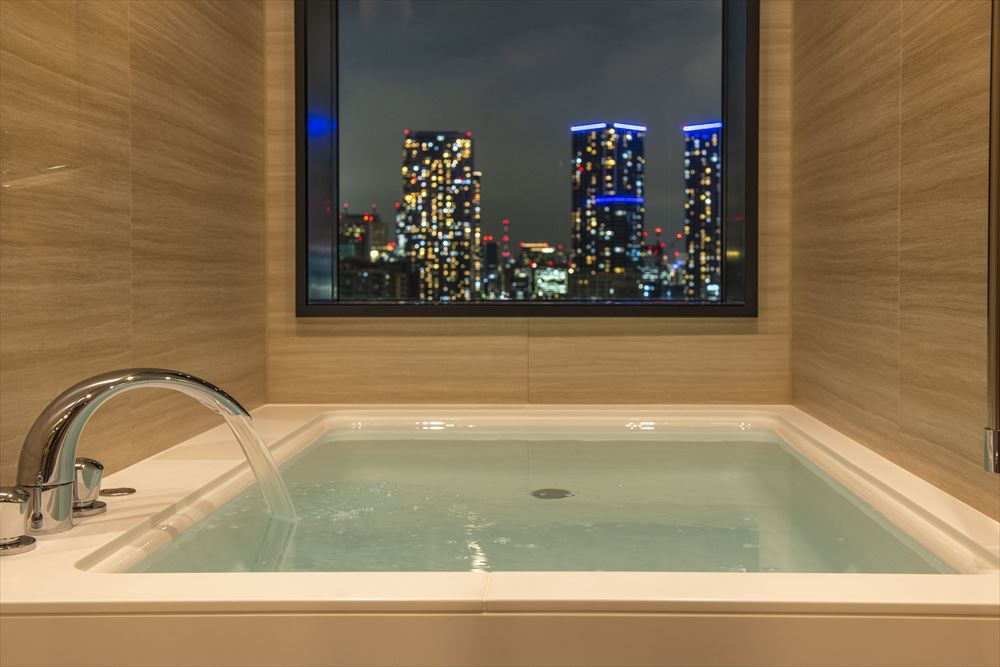 LA VISTA TOKYO BAY_La Vista Twin. The spacious bath looks out to a view of the bay.