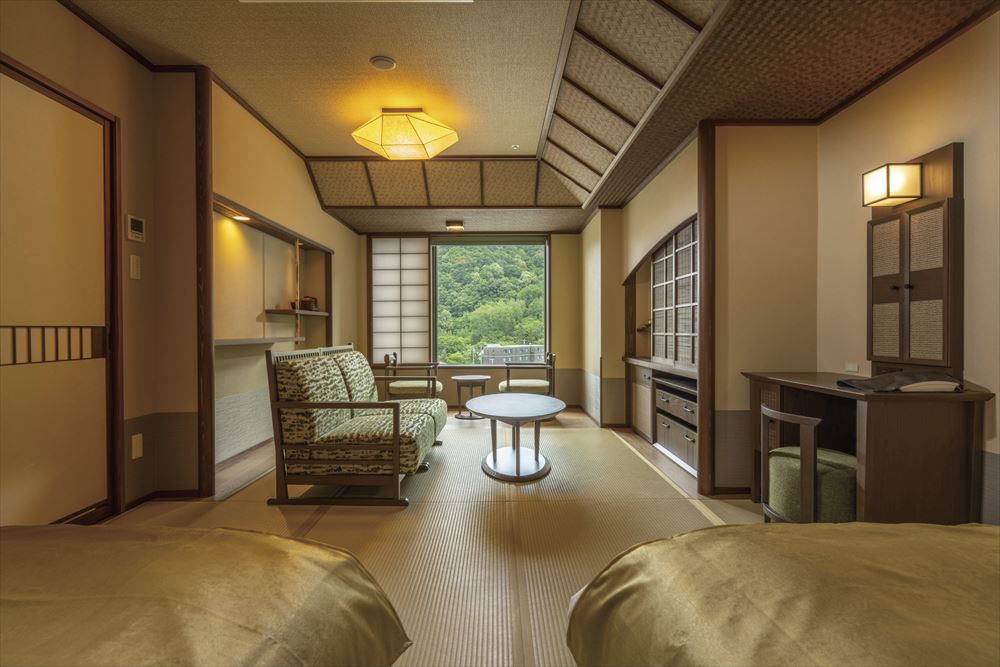 Jozankei Yuraku Souan_【Twin Room】A Japanese-Western style room with tatami flooring, furnished with 2 semi-double beds and a sofa, the perfect mix of convenience and comfort.