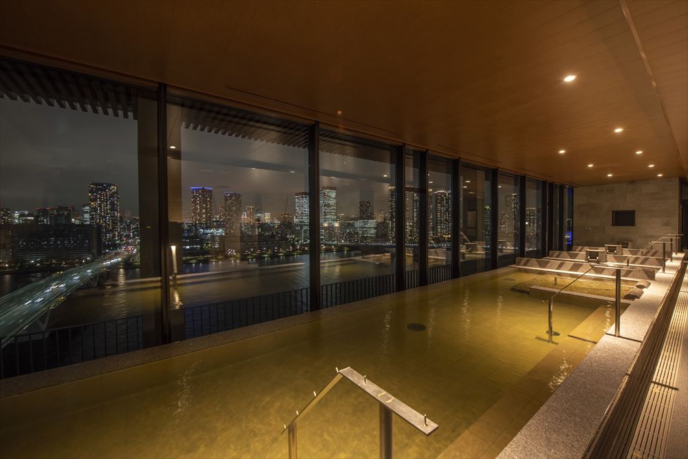 LA VISTA TOKYO BAY_Float in a luxurious bath with a panoramic view of Tokyo Bay and the cityscape, spreading out like a picture through the wide windows.