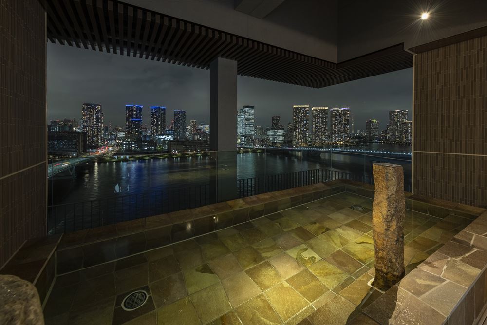 LA VISTA TOKYO BAY_At night, feel the travails of daily life melt away in the soothing relaxation of the open-air bath while gazing at the sparkling sea and twinkling lights of the skyline.