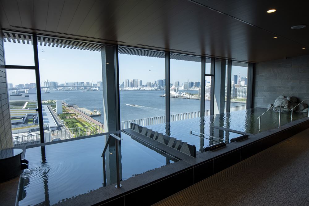 LA VISTA TOKYO BAY_Top floor, main common bathing area with view. Women's side, indoor bath (natural hot spring). Bayside - facing Harumi.