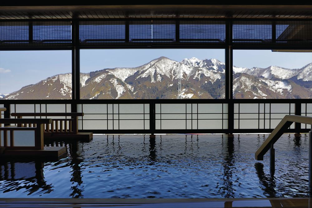 Yukemuri no Yado Yuki no Hana_The large bath on the top floor. Enjoy the impressive panoramic view of changing scenery in every season.