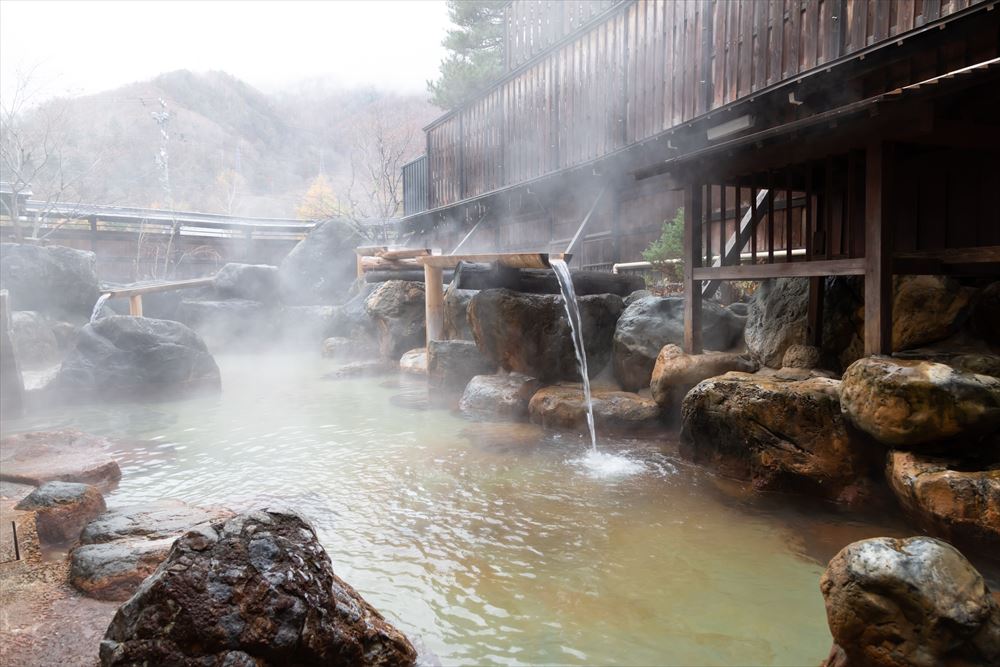 Miyama Ouan Annex Hirayukan_One of the largest open-air baths in Hirayu Onsen. The dynamic flow of spring water is exhilarating.