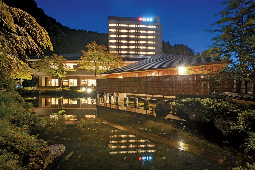 Naruko Onsen Yumoto Kissho_Yumoto Kissho stands on the highest ground of Naruko Onsen Village. View of the exterior from the inner garden at night.