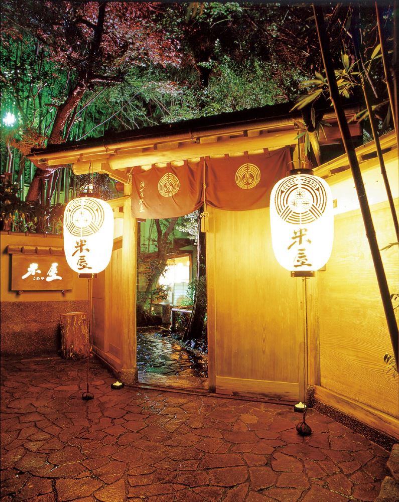 Toshinan Komeya_Entrance gate at evening. Two large lanterns light up the night.