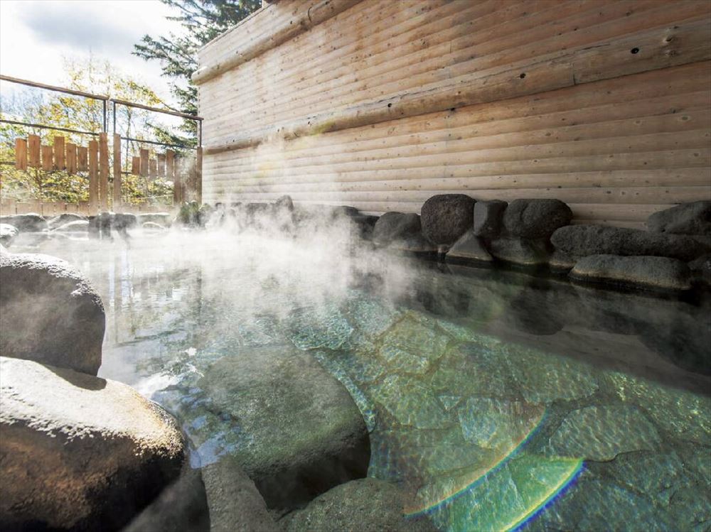 LA VISTA Daisetsuzan_The open-air rock bath holds a rustic charm with boulders that mirror Mt. Daisetsuzan.