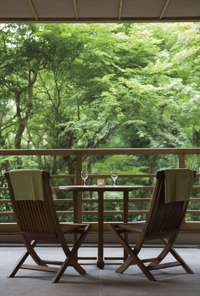 Hakone Kowakudani Onsen Mizu no Oto_The terrace of the lobby, imbued with the soothing sounds of water, features a view of lush greenery