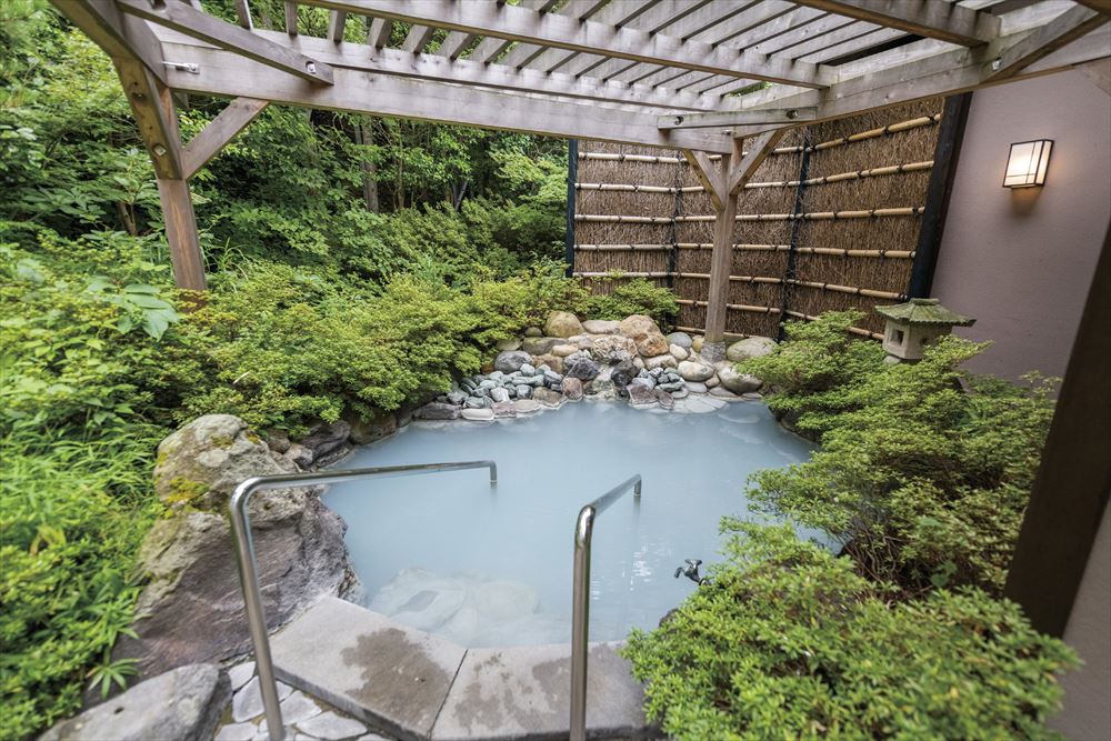 Naruko Onsen Yumoto Kissho_Being in the open-air bath amid the beauty of Naruko's seasonal splendor is the ultimate onsen experience.