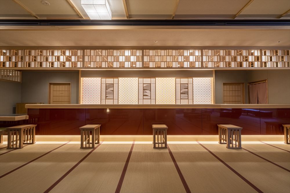 Kyoto Umekoji Kadensho_The front desk has the air of classic Kyoto. The background panels reminiscent of flower petals are the epitome of elegance.