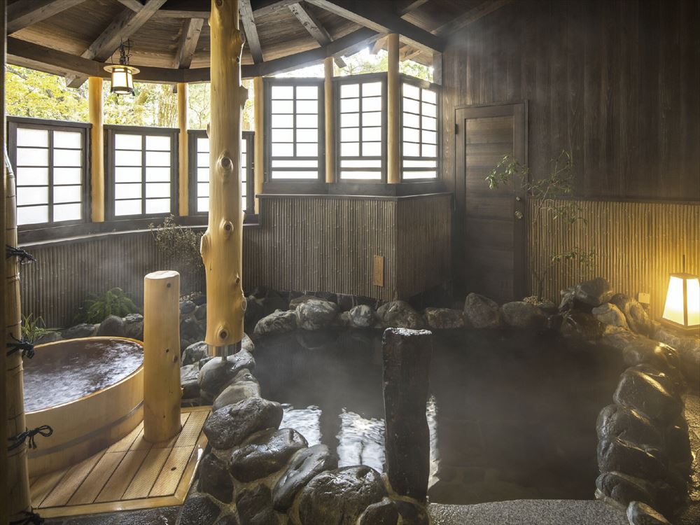 Setsugetsuka Bettei Suiun_A semi-open-air bath made of rock. Relax in the soothing, soft light.