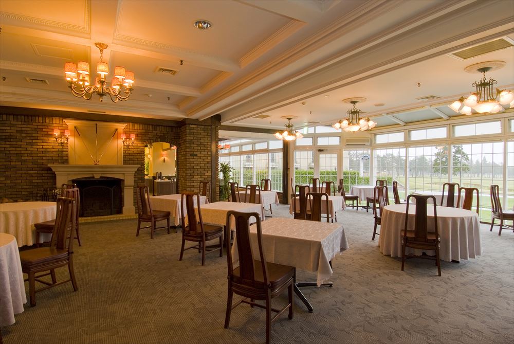 Wellness Forest NASU_The restaurant bathed in soft, natural light.