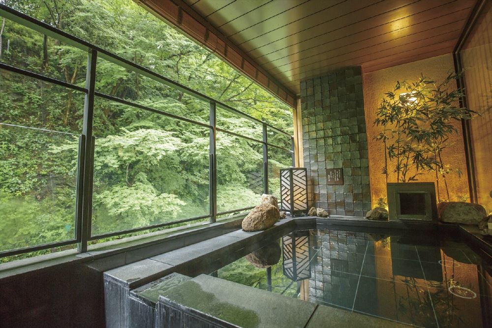 Tsuki no Yado Sara_Intimately close to lush greenery in the open-air bath of the top-floor, large common bathing area