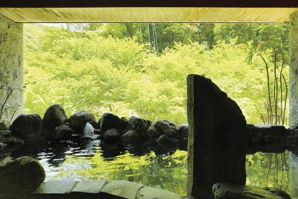 Inishie no Yado Ikyu_“Mori-no-Yu”, a large stone bath amid a luminous natural setting.