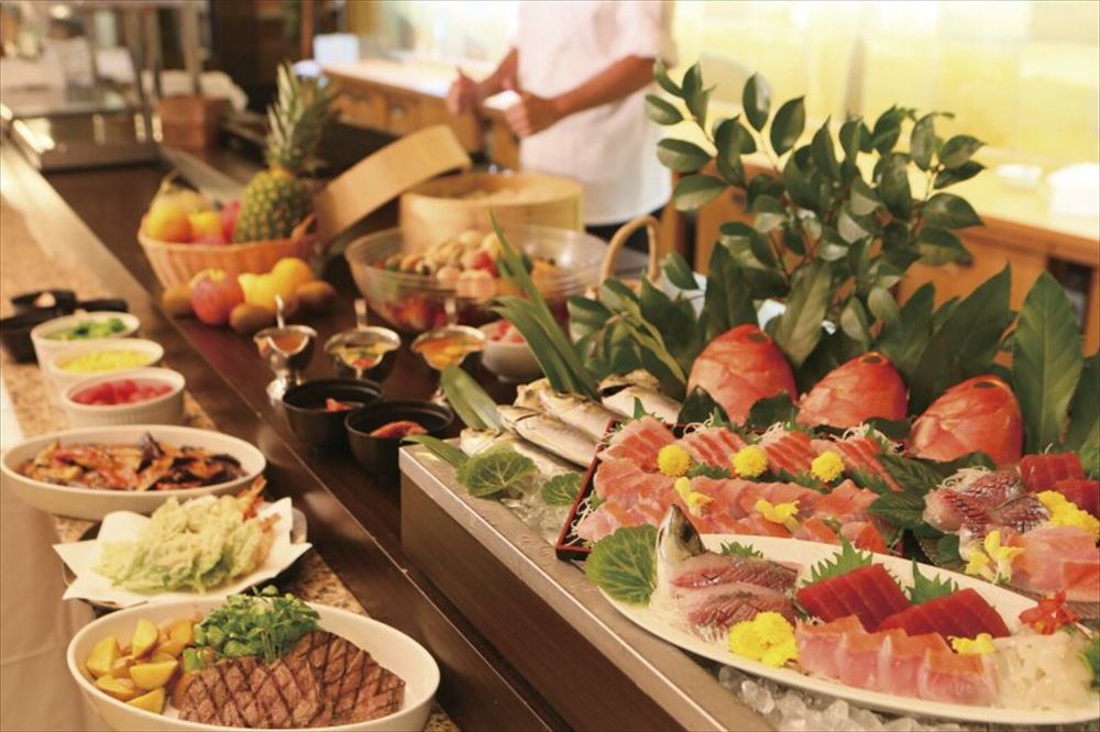 Wellness No Mori Ito_The dinner buffet features seasonal delicacies that emphasize local ingredients.