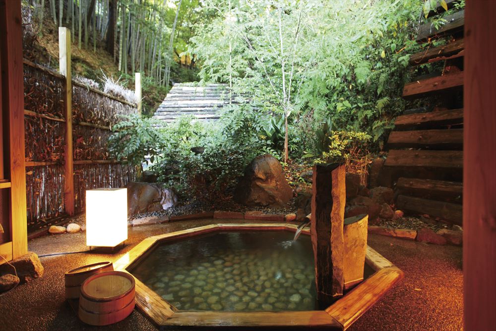 Toshinan Komeya_The flowing with natural hot spring waters in the private open-air bath with a view of the bamboo grove.