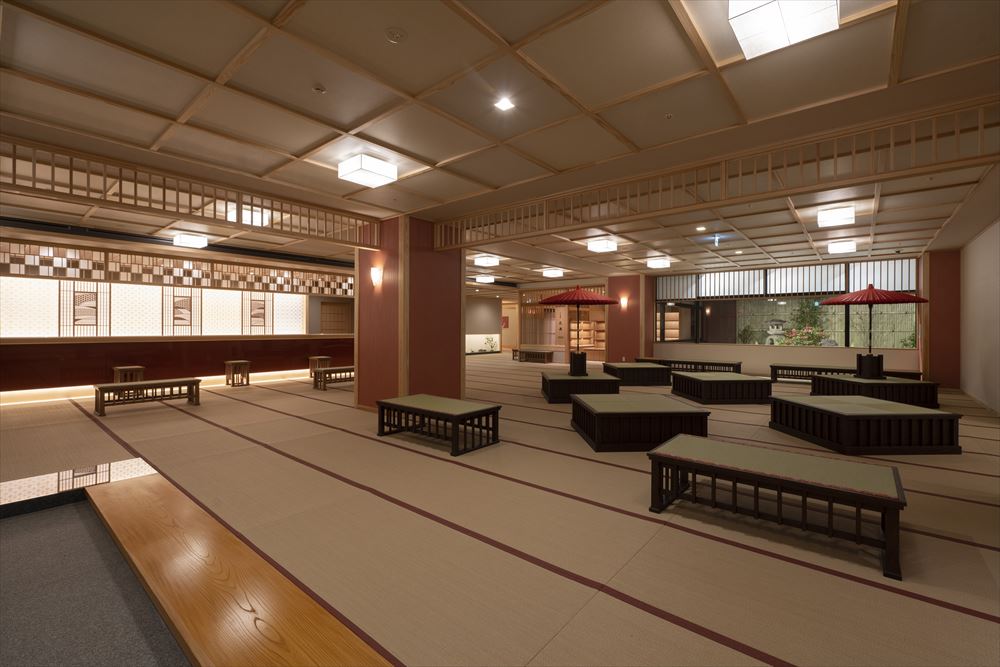 Kyoto Umekoji Kadensho_Lobby. The entire building has tatami mat floors, so even outside of the guest rooms, you can relax in comfort, no shoes required.