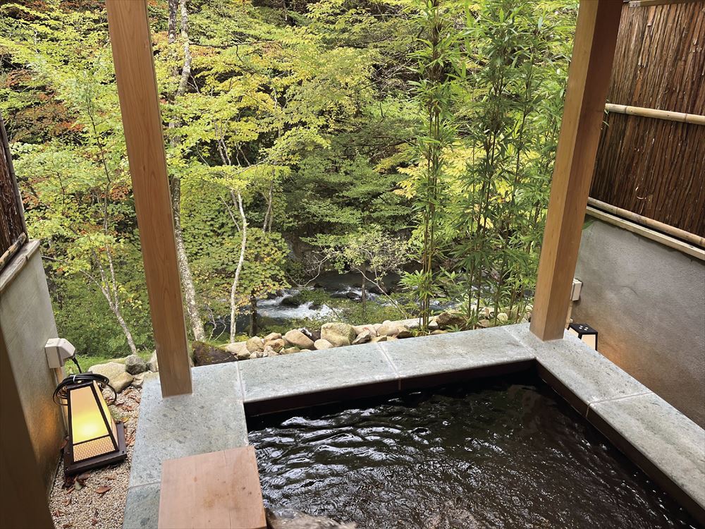 Shionoyu Onsen Rengetsu_Bathe in the open air with the soothing murmur of the valley river at the private bath, “Kouun no Yu.”