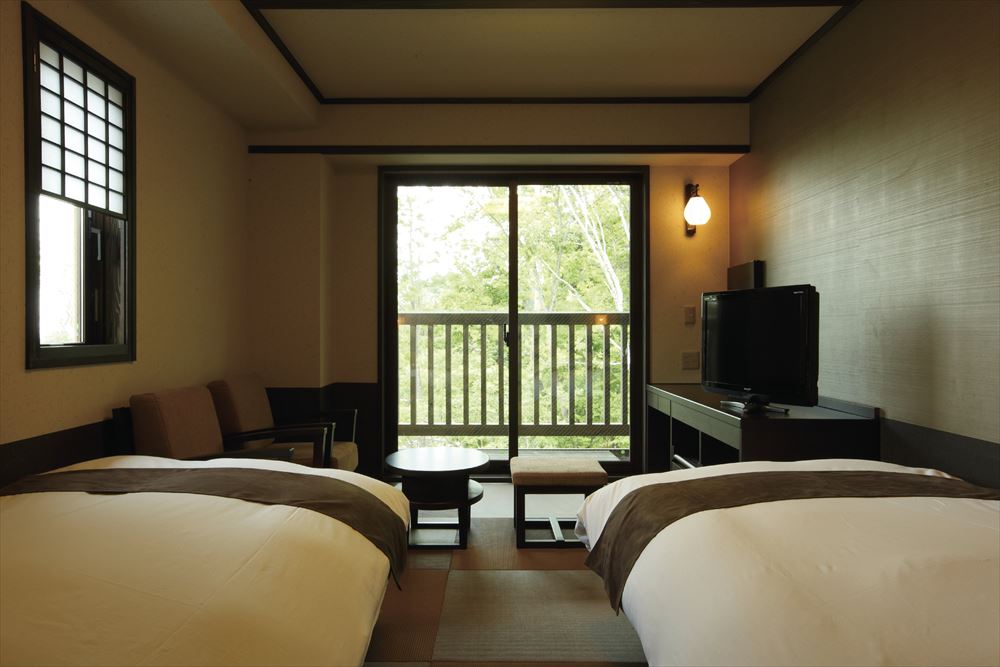 Oyado Konoha_Rooms with beds on tatami floors offer the chance to relax and unwind.