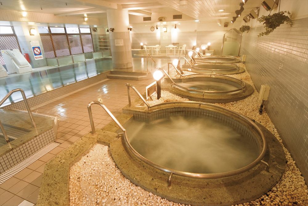 Wellness No Mori Ito_Kurhaus (spa house). Enjoy the walking pool and Jacuzzi facilities here all year round.