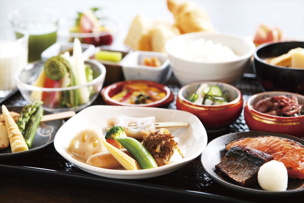 Takayama Ouan_“Morning Market Buffet.” A luxurious selection with a wide-ranging assortment of Japanese dishes, inspired by morning culinary traditions of the Takayama region.