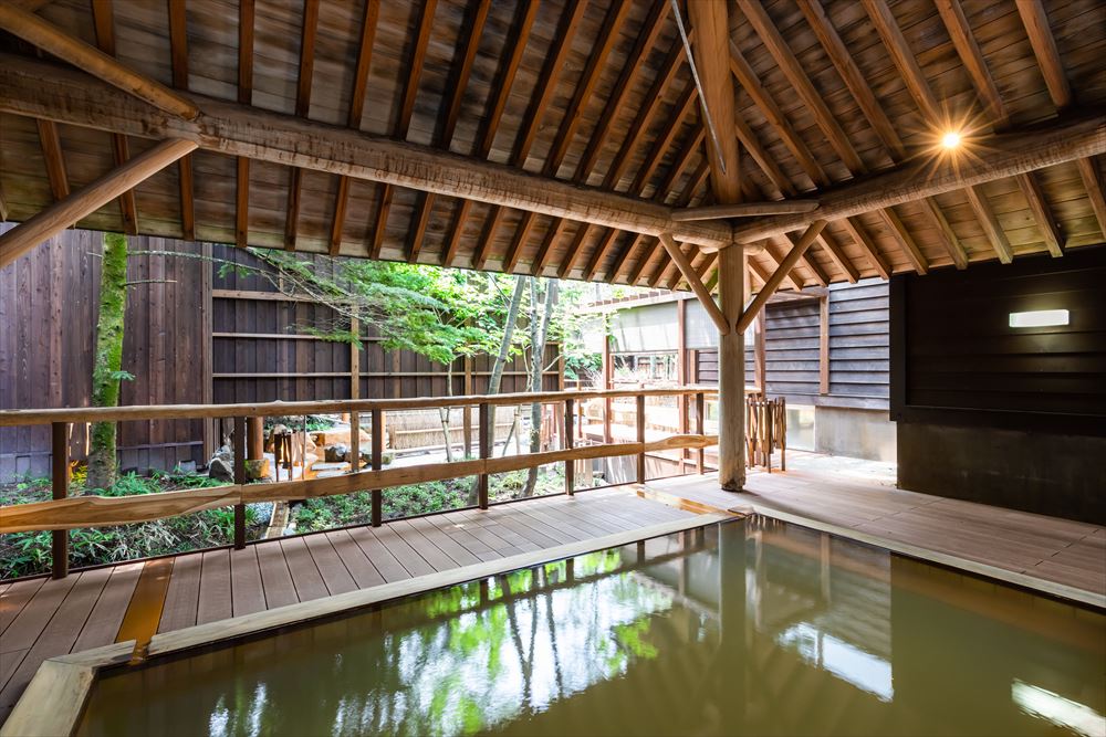 Miyama Ouan Annex Hirayukan_The serenity of the semi-open-air bath overlooking garden greenery. Sheltered by the roof, it brings pleasure even to rainy days.