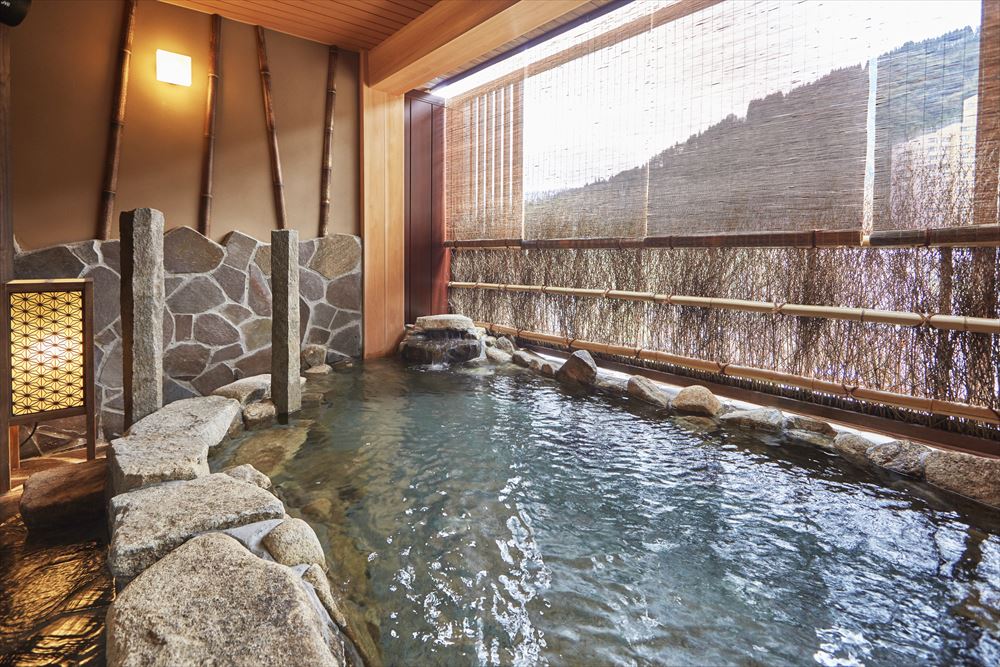 Yukemuri no Yado Yuki no Hana_Iwanoyu. This private bathing space takes advantage of natural rock formations.