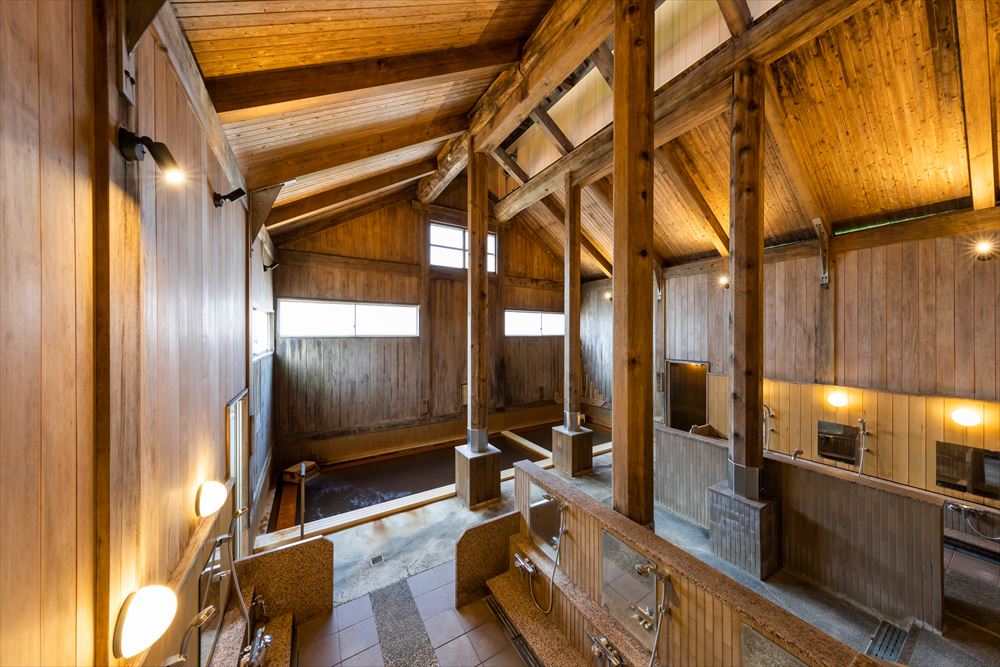 Miyama Ouan Annex Hirayukan_A large bath built in the architectural style known as “gassho-zukuri.” High, vaulted ceilings gives the indoor bath a great sense of openness.