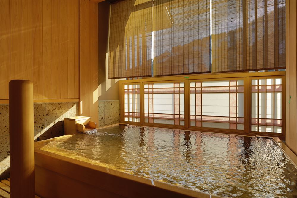 Yukemuri no Yado Yuki no Hana_Hinoki-no-yu. Relax surrounded by the soft scent of cypress.