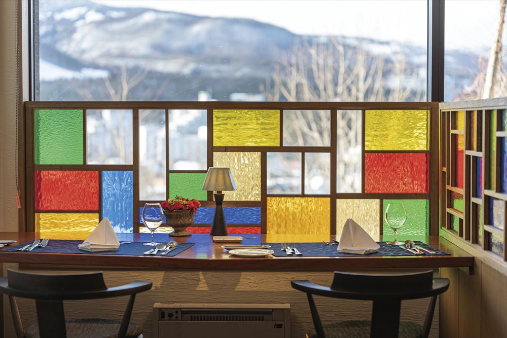 LA VISTA Kusatsu Hills_Stained glass adorns counter seats at the restaurant