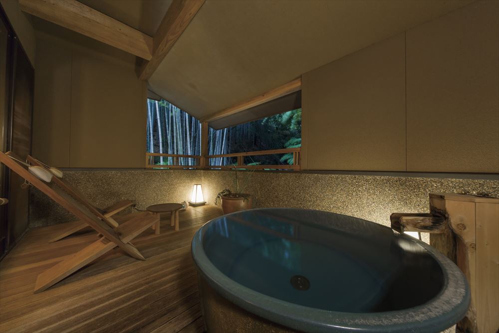 Toshinan Komeya_Semi-open-air bath with natural hot spring waters at the villa, “Sora”.