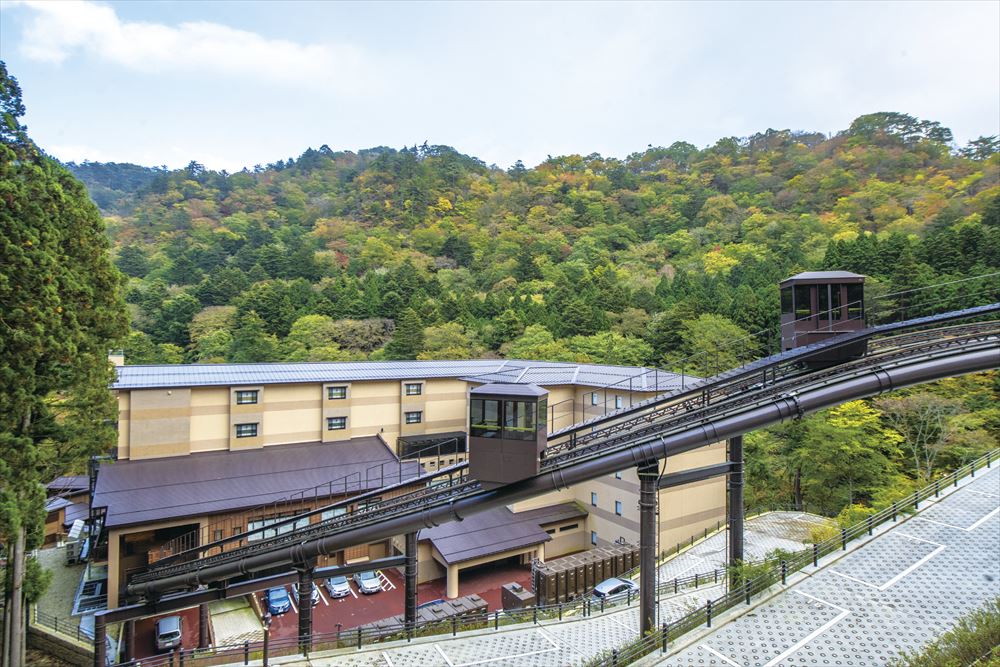 Shionoyu Onsen Rengetsu_Feel swept off your feet while riding the special “Slope Car” into the valley to the main building.