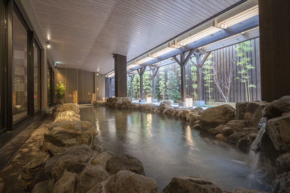 Kyoto Umekoji Kadensho_The women’s open-air bath in the large common bathing area. Stretch out and luxuriate in deep relaxation.