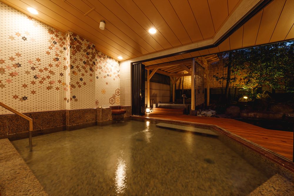 Tachibana Shikitei. The Large Bath newly renovated in May 2019: enjoy the rare waters of the Yamashiro No. 1 hot spring source along with an open-air bath in the Japanese garden.