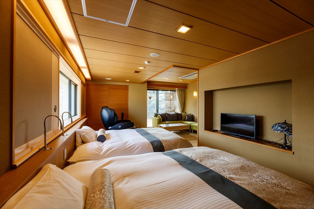 Tachibana Shikitei. Ocher ~ Premium Japanese-Western room: a top floor corner room with a 10-tatami Japanese-style room, a bedroom with twin beds, and an open-air bath made of hinoki.