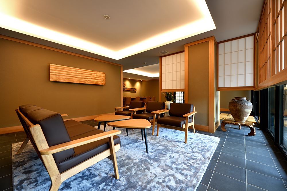 Shuzenji Hanareyado Oninosumika. Guests are warmly welcomed at our spacious front desk and sunlit lobby lounge adorned throughout with antique art pieces.