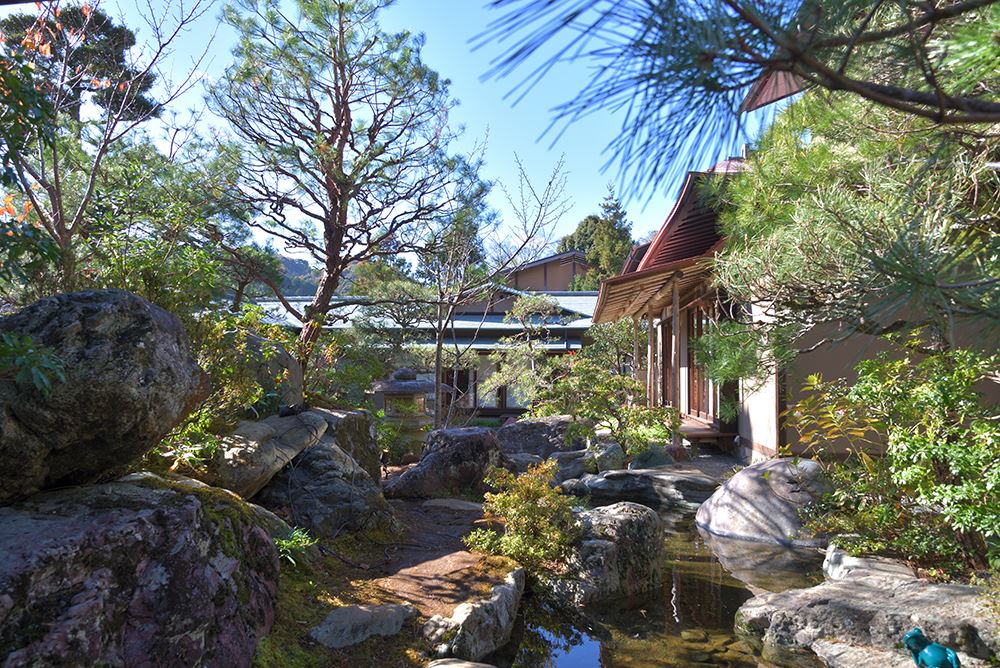 Shuzenji Hanareyado Oninosumika. From pine trees to fall foliage, the garden radiates with color among moss-covered rocks that carry the spirit of Japan. This atmospheric landscape joins the villas together. Enjoy an expression of the seasons that can only be found here.